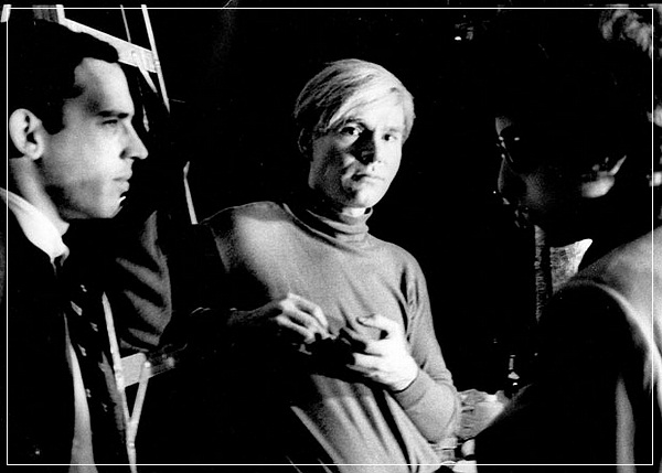 约翰 • 布罗克曼（中）同安迪 • 沃霍尔（左）和鲍勃 • 迪伦（右）的合影，地点是沃霍尔位于纽约的工作室 “工厂”（The Factory），摄于 1966 年（图片：edge.org）